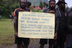 Papua-aksi demo kepala kampung Puncak Jaya