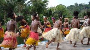 Papua-penari dari Sanggar Nafas Danau Sentani