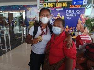 Papua-Oktavina Pigai dan Mama Magdalena Pigai