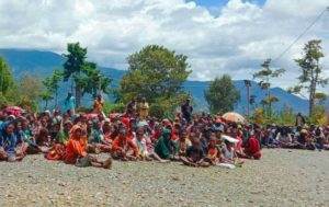 Papua-pengungsi-di-halaman-gereja-Katolik-Bilogai-Intan-Jaya