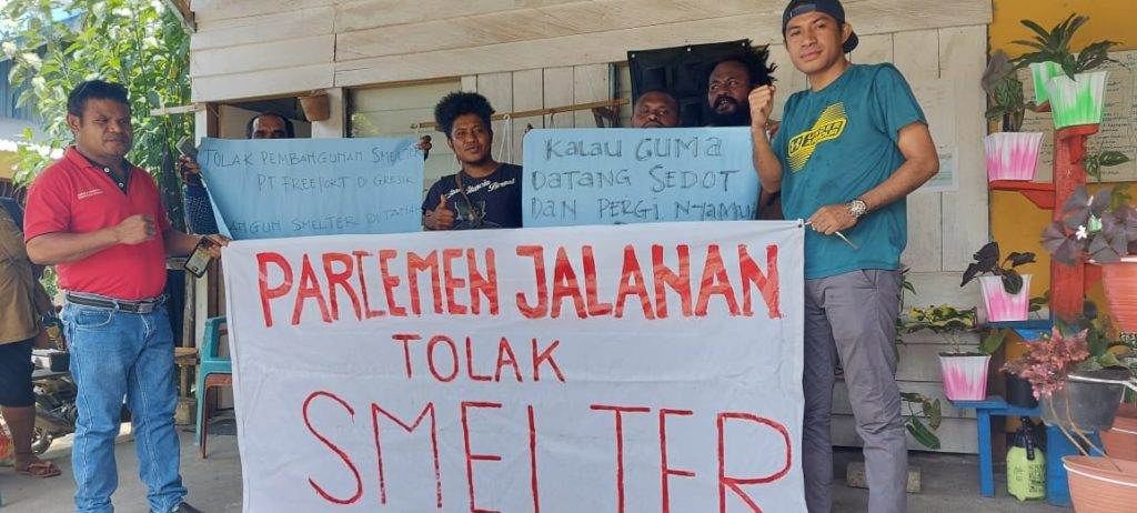 Aksi penolakan pembangunan smalter Freeport di Gresik oleh Parlemen Jalanan Papua Barat