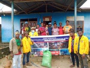 Solidaritas mahasiswa Kabupaten Manokwari, Papua Barat menyerahkan bantuan