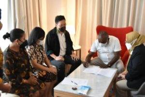 Papua-Bupati Merauke, Romanus Mbaraka, menandatangani kerjasama pengoperasian KM Caraka Jaya III Muli Anim