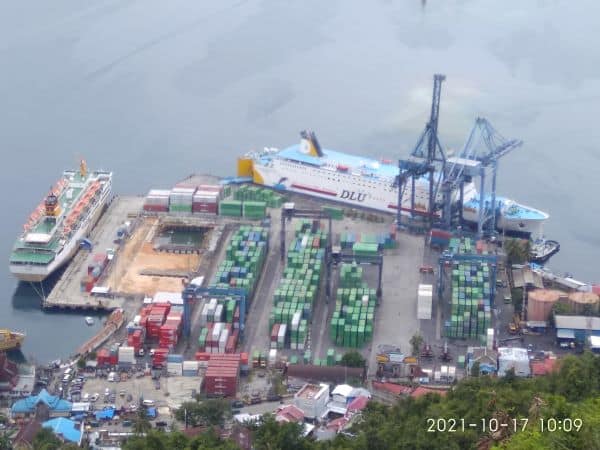 aktivitas bongkar muat barang di Pelabuhan Jayapura Papua