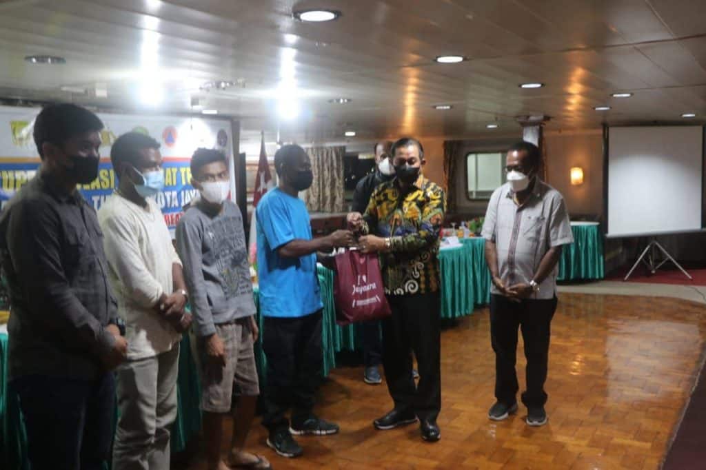Papua-bingkisan untuk pasien Covid-19 di KM Tidar