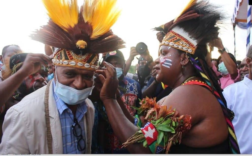 Papua-Pdt Giay dan mahkota cenderawasih