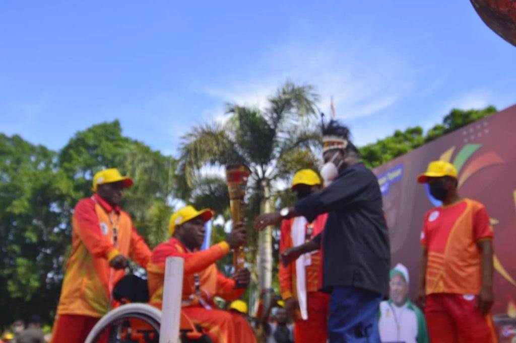 Bupati Jayapura menerima obor Peparnas XVI Papua
