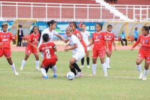 Duel merebut bola antara pesepakbola putri DKI Jakarta vs Babel di Stadion Katalpal Merauke Papua