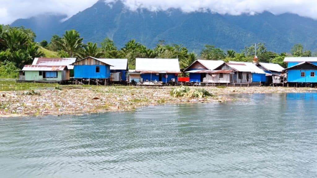 Papua-Tumpukan sampah di dermaga Yahim, Danau Sentani