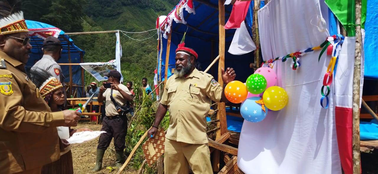 Bupati Yahukimo meresmikan Kantor dan PLMTH Kampung Mesagaput 1 i Papua