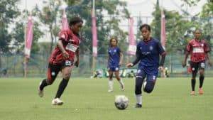 Duel pemain Persitoli Papua dan Arema FC putri