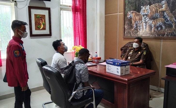 Penyerahan tersangka Kepala Kampung Pugima oleh Kepolisian Resor Jayawijaya kepada Kejaksaan Negeri Jayawijaya, Kamis (31/3/2022). -Jubi/Islami