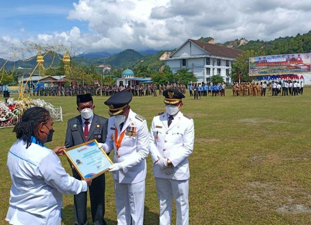 Papua-Pemerintah Kota Jayapura saat menerima piagam penghargaan standar pelayanan publik 2021