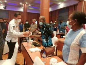 Papua-Wakil Wali Kota Jayapura, Rustan Saru saat berbincang-bincang kepala kampung
