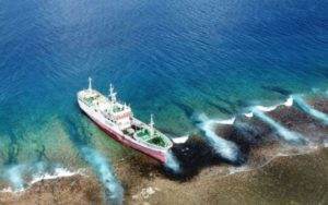 Kapal pesiar besar terjebak di sebuah pulau karang di Polinesia Prancis